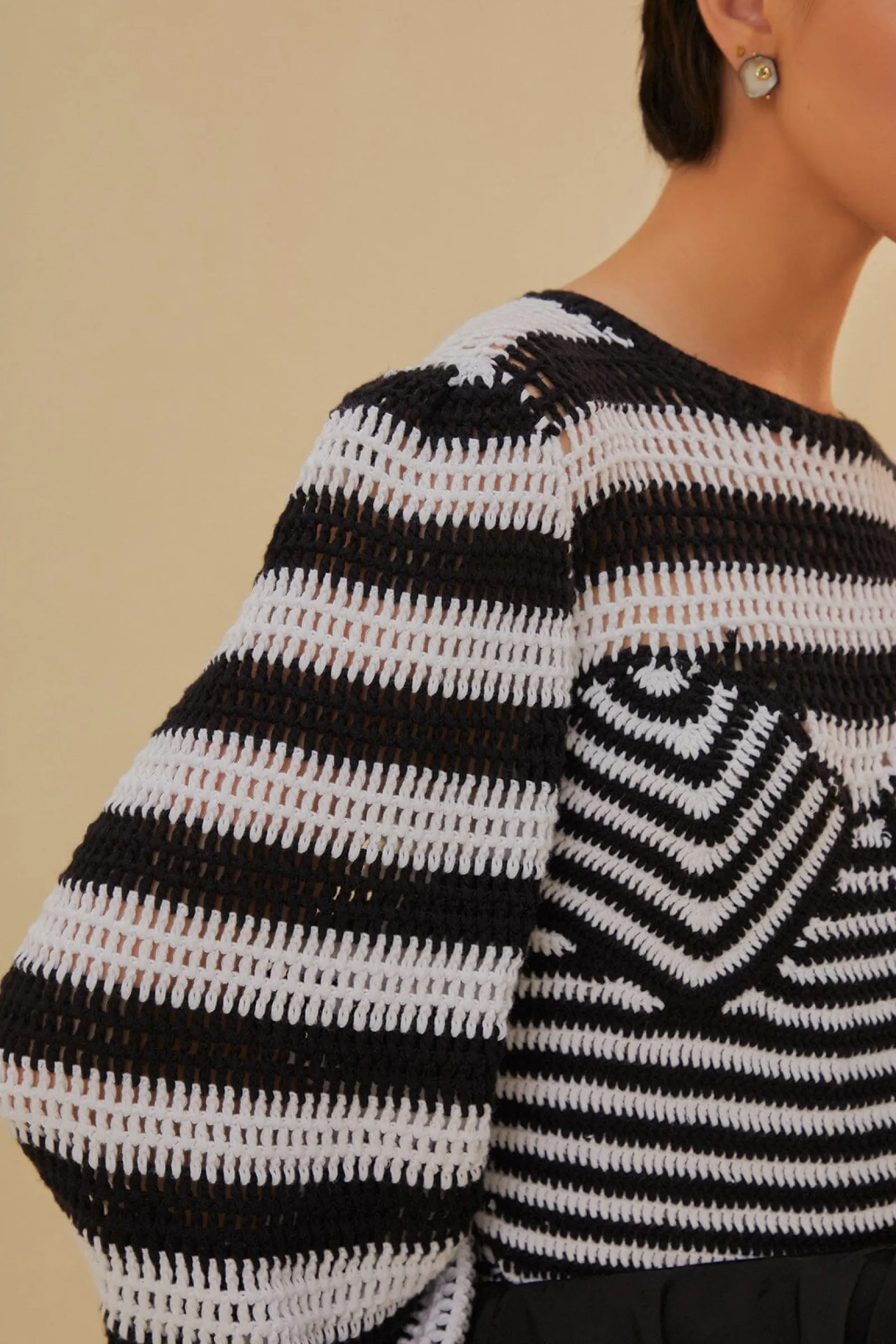 BLACK AND WHITE STRIPES CROCHET BLOUSE
