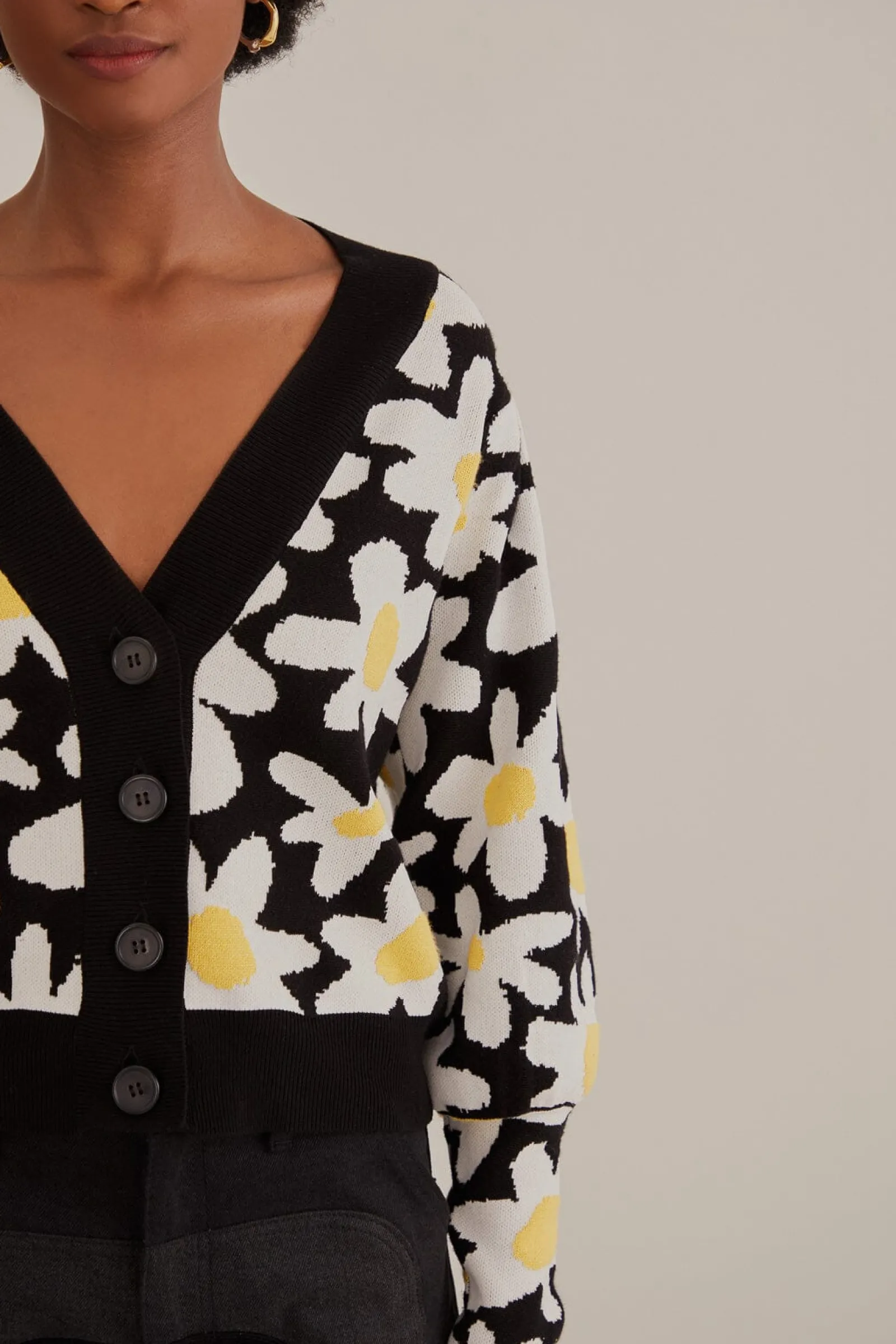 BLACK FLOWERS KNIT CARDIGAN
