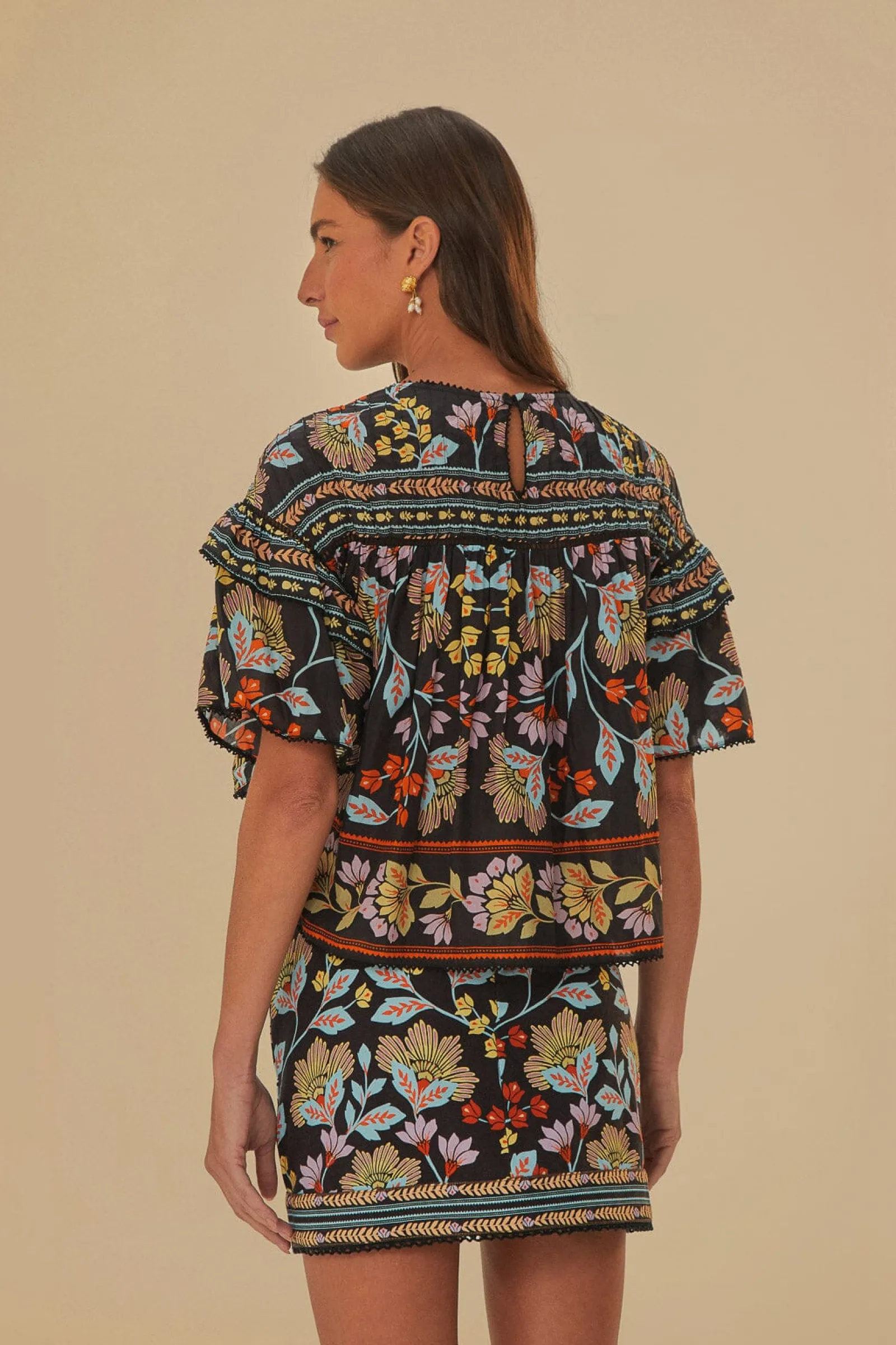 BLACK FLOWERY RUFFLE BLOUSE