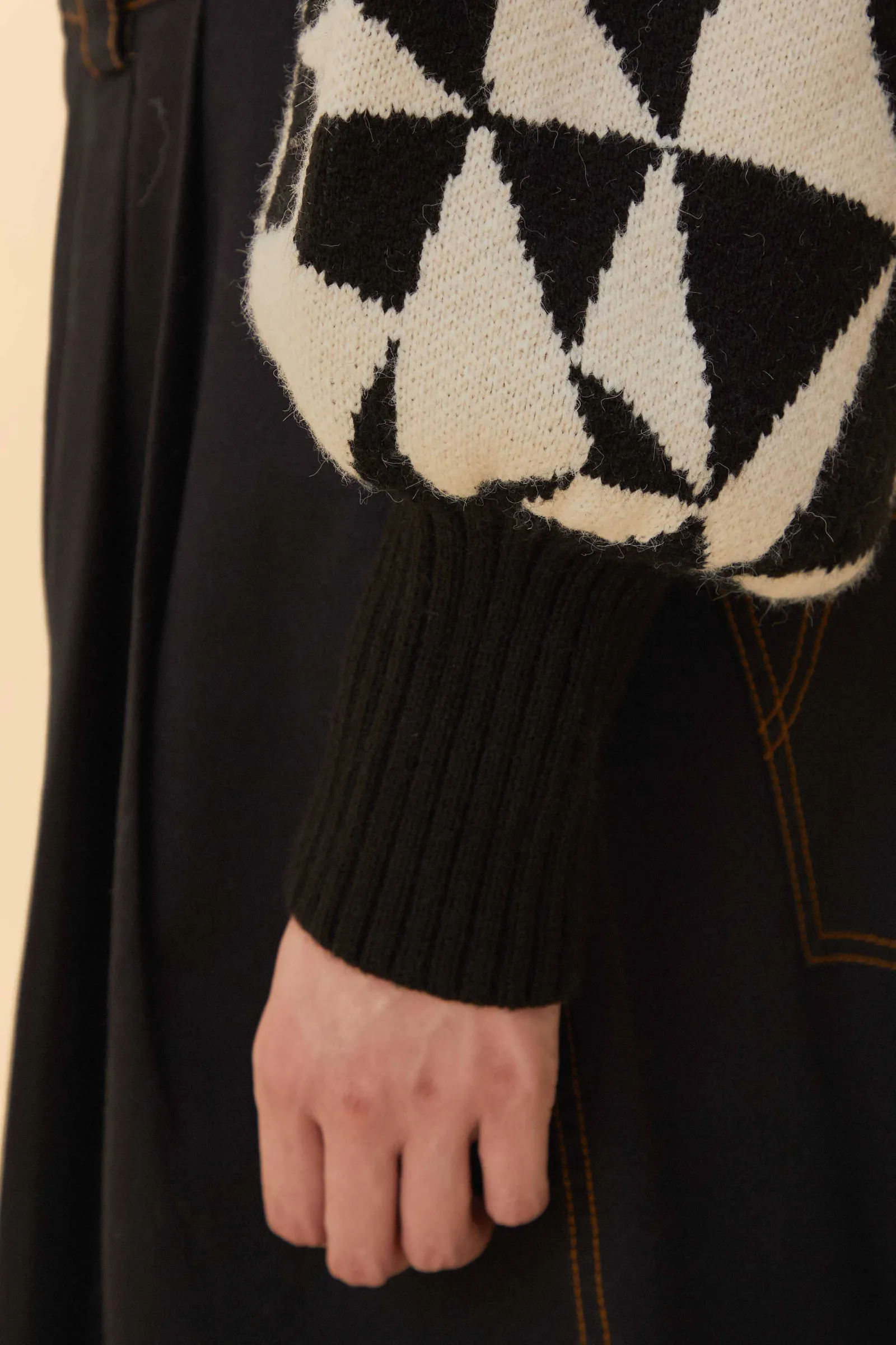 BLACK HEART DECO KNIT SWEATER