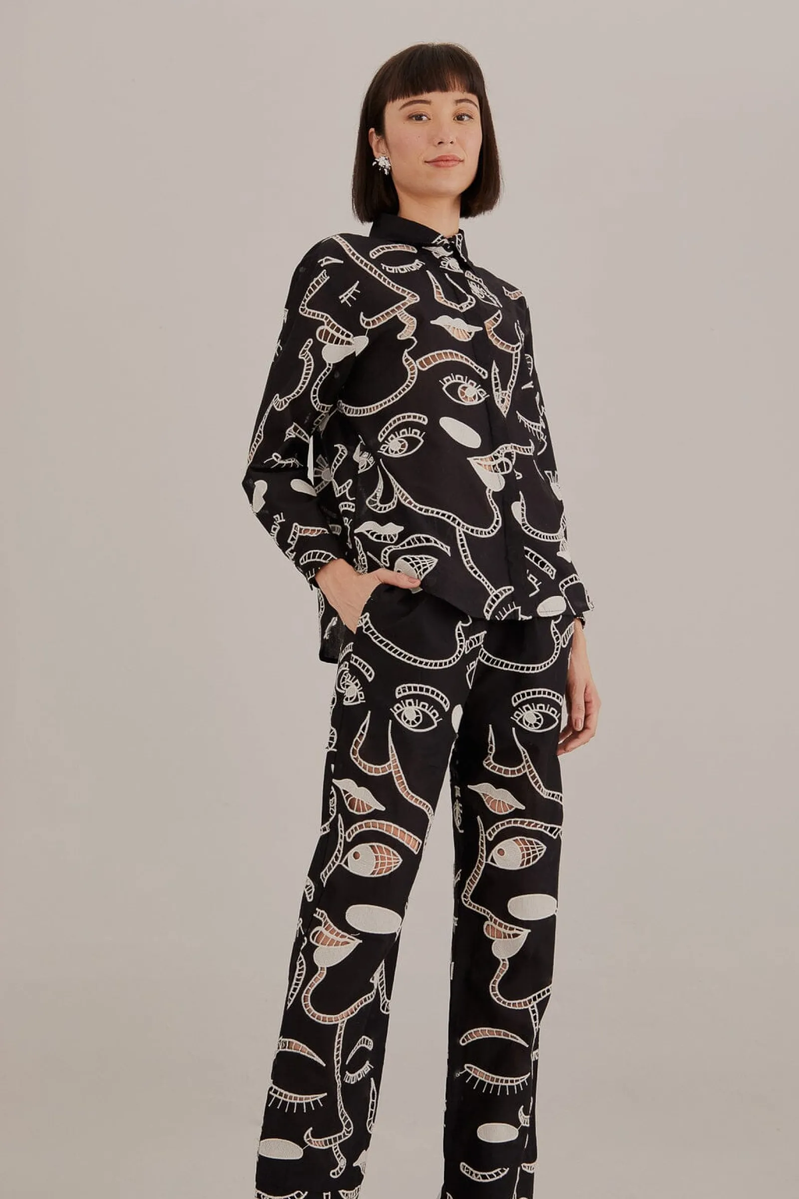 BLACK RICHELIEU FACES PANTS