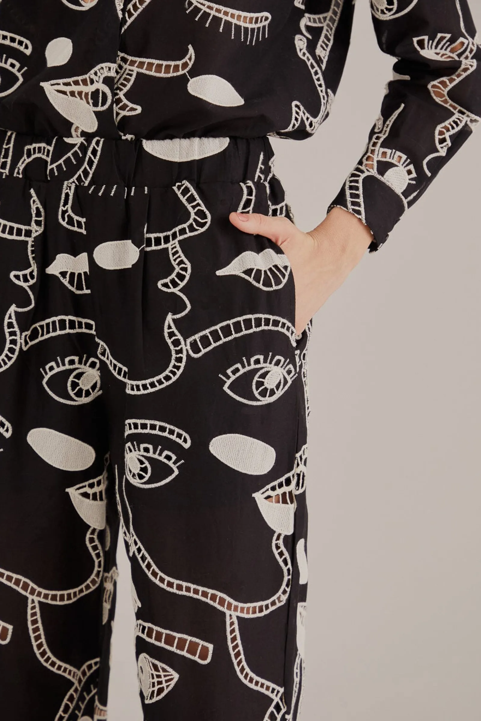 BLACK RICHELIEU FACES PANTS