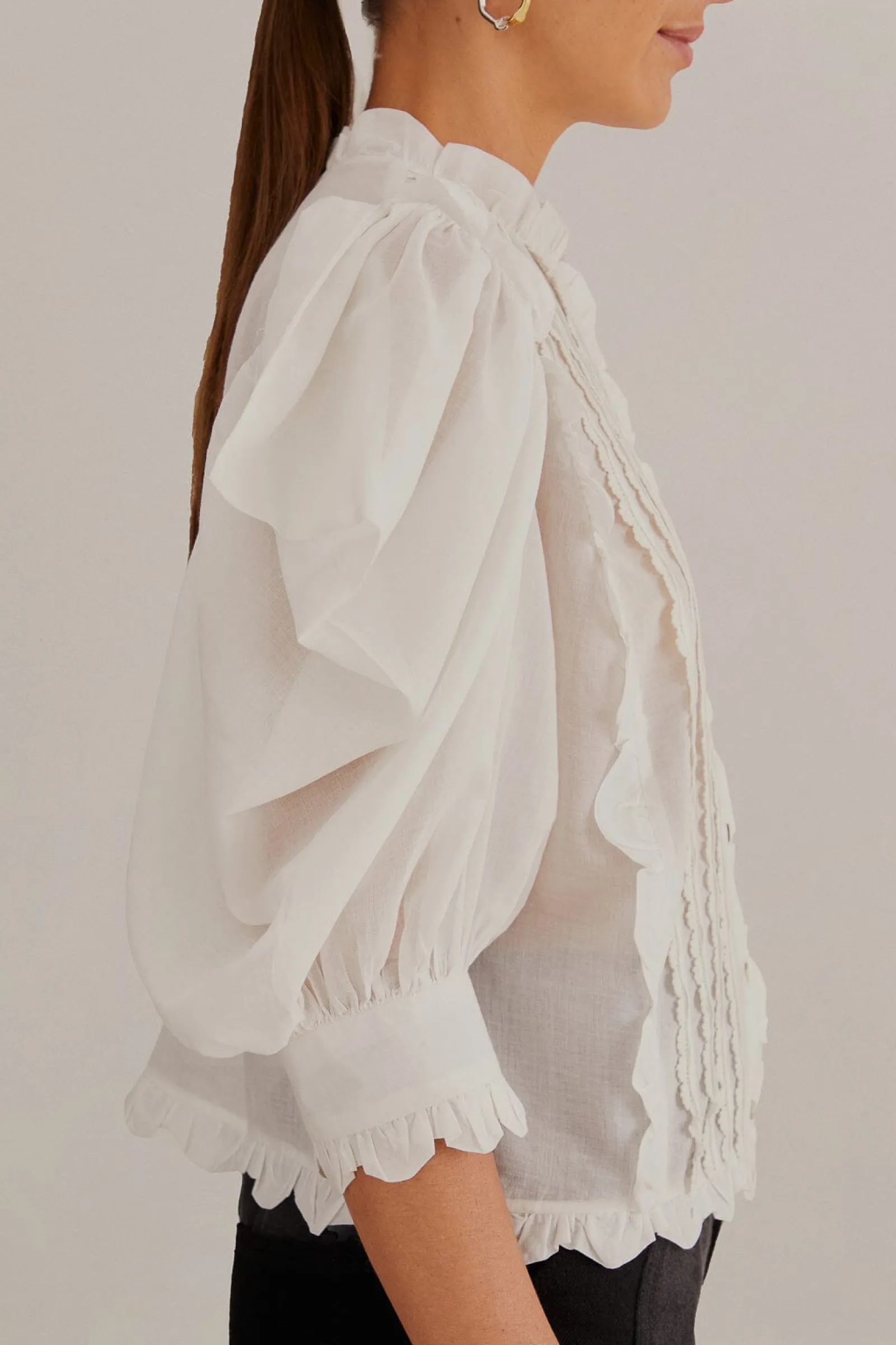 OFF-WHITE SHORT SLEEVE PLEATED BLOUSE